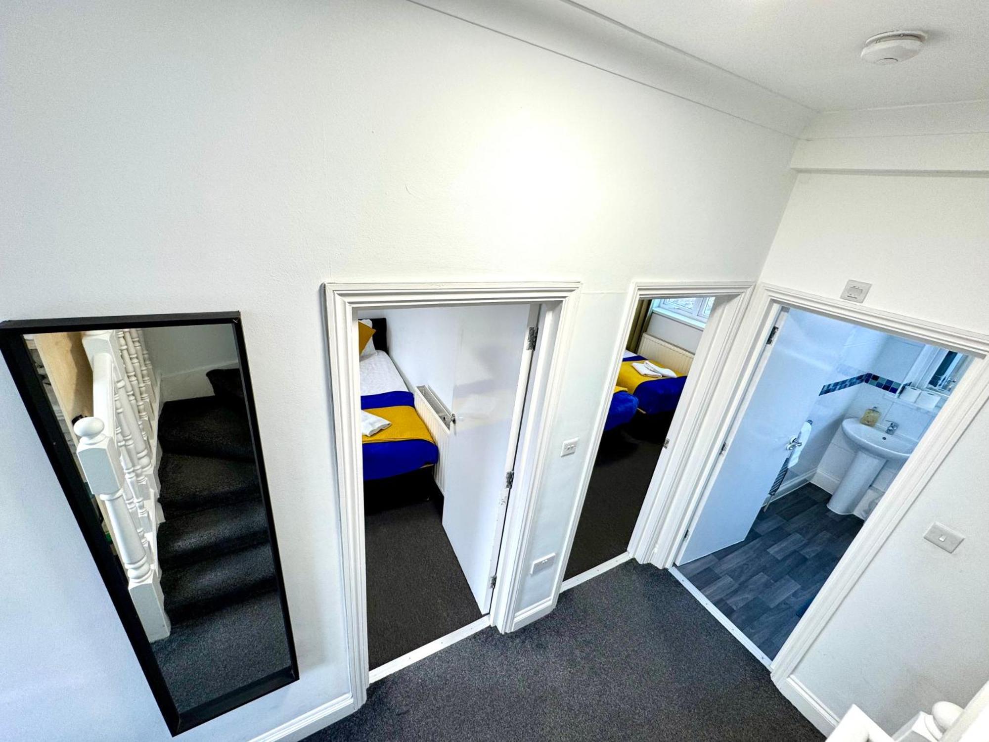 3 Bedrooms Spacious House, Separate Reception, 2 Full Bathrooms, Parking, Garden Дом отдыха