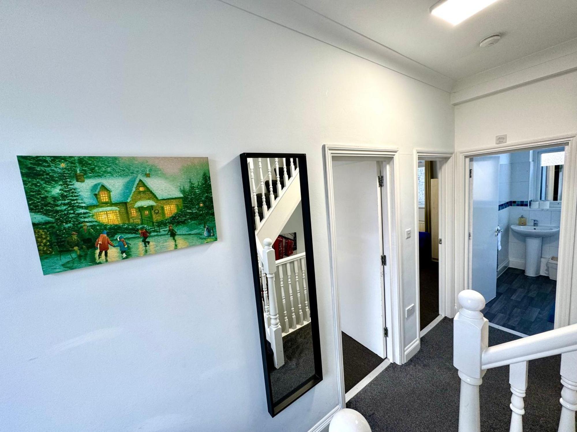 3 Bedrooms Spacious House, Separate Reception, 2 Full Bathrooms, Parking, Garden Дом отдыха *