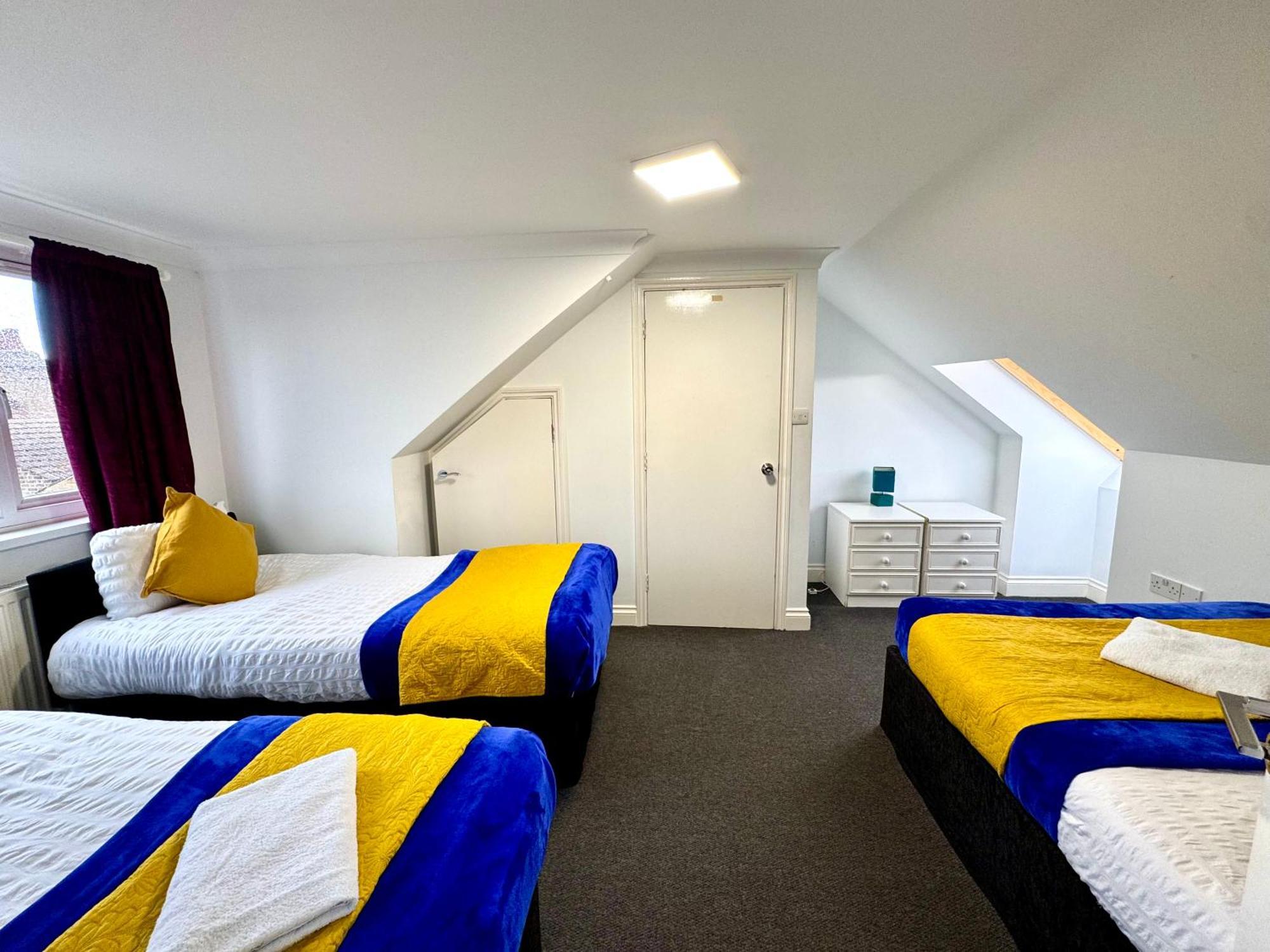 Дом отдыха 3 Bedrooms Spacious House, Separate Reception, 2 Full Bathrooms, Parking, Garden *