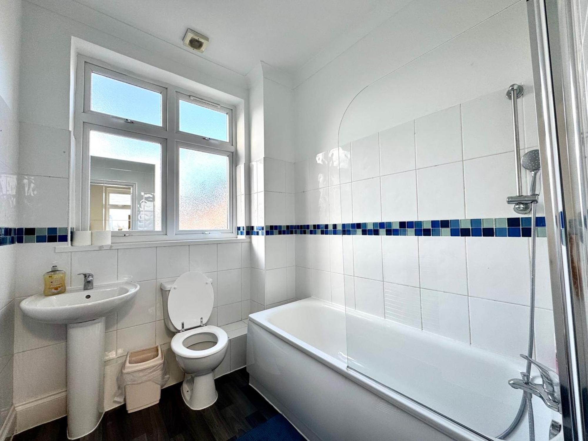 Дом отдыха 3 Bedrooms Spacious House, Separate Reception, 2 Full Bathrooms, Parking, Garden Лондон