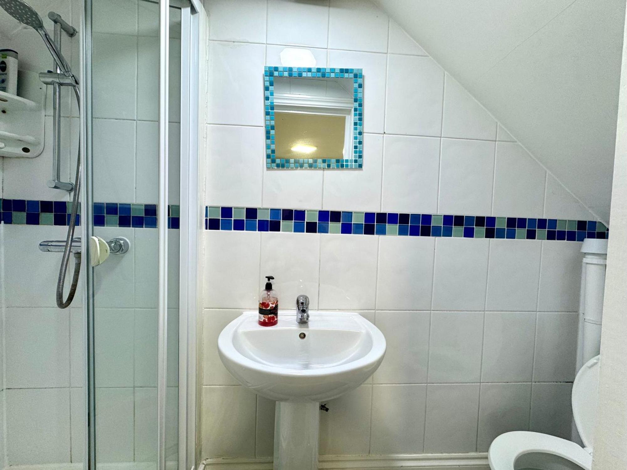 3 Bedrooms Spacious House, Separate Reception, 2 Full Bathrooms, Parking, Garden Дом отдыха *