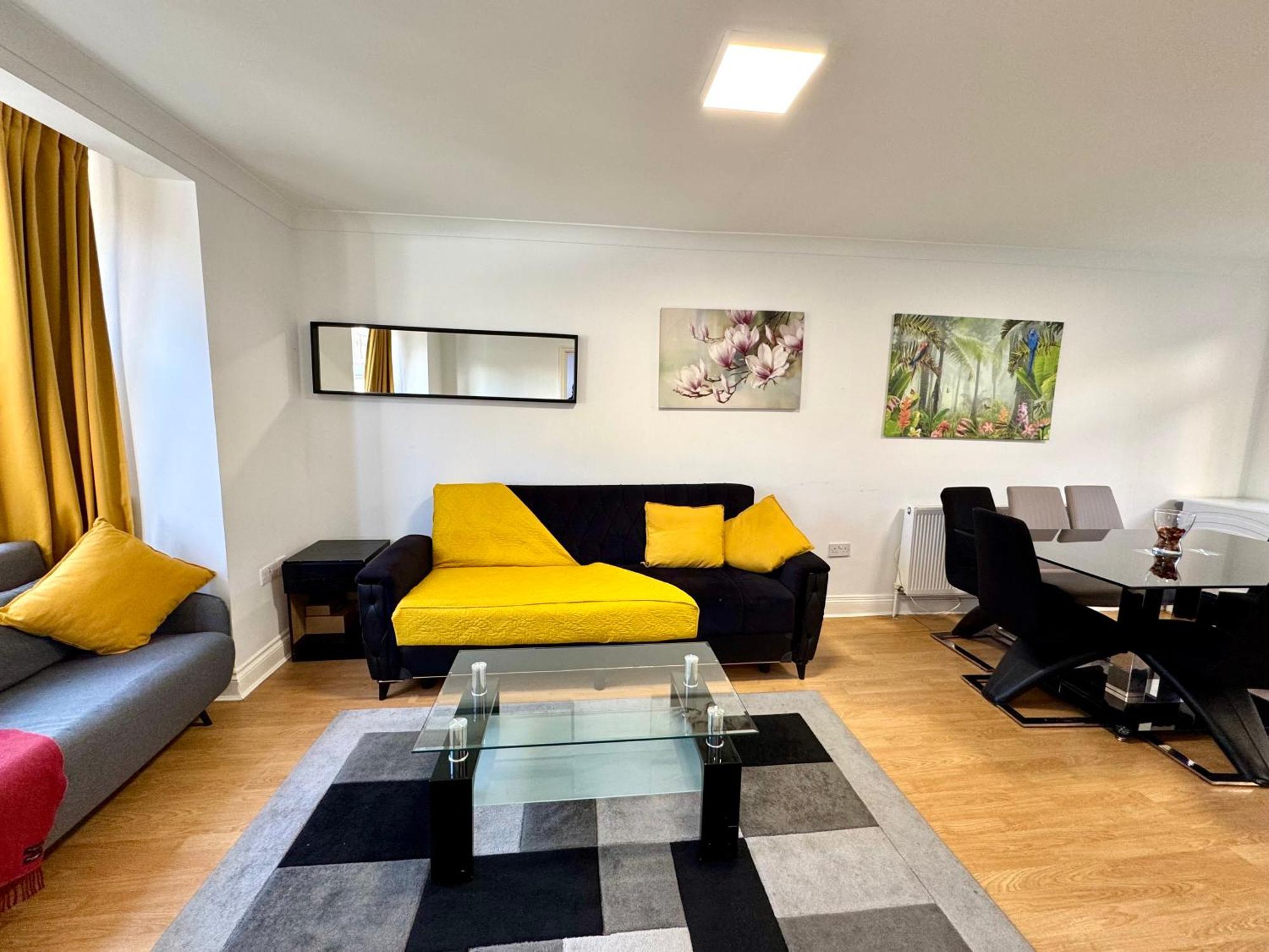 Дом отдыха 3 Bedrooms Spacious House, Separate Reception, 2 Full Bathrooms, Parking, Garden