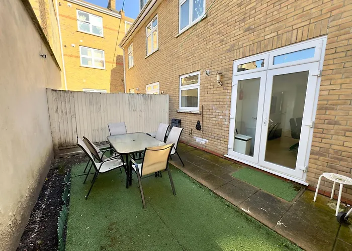 3 Bedrooms Spacious House, Separate Reception, 2 Full Bathrooms, Parking, Garden