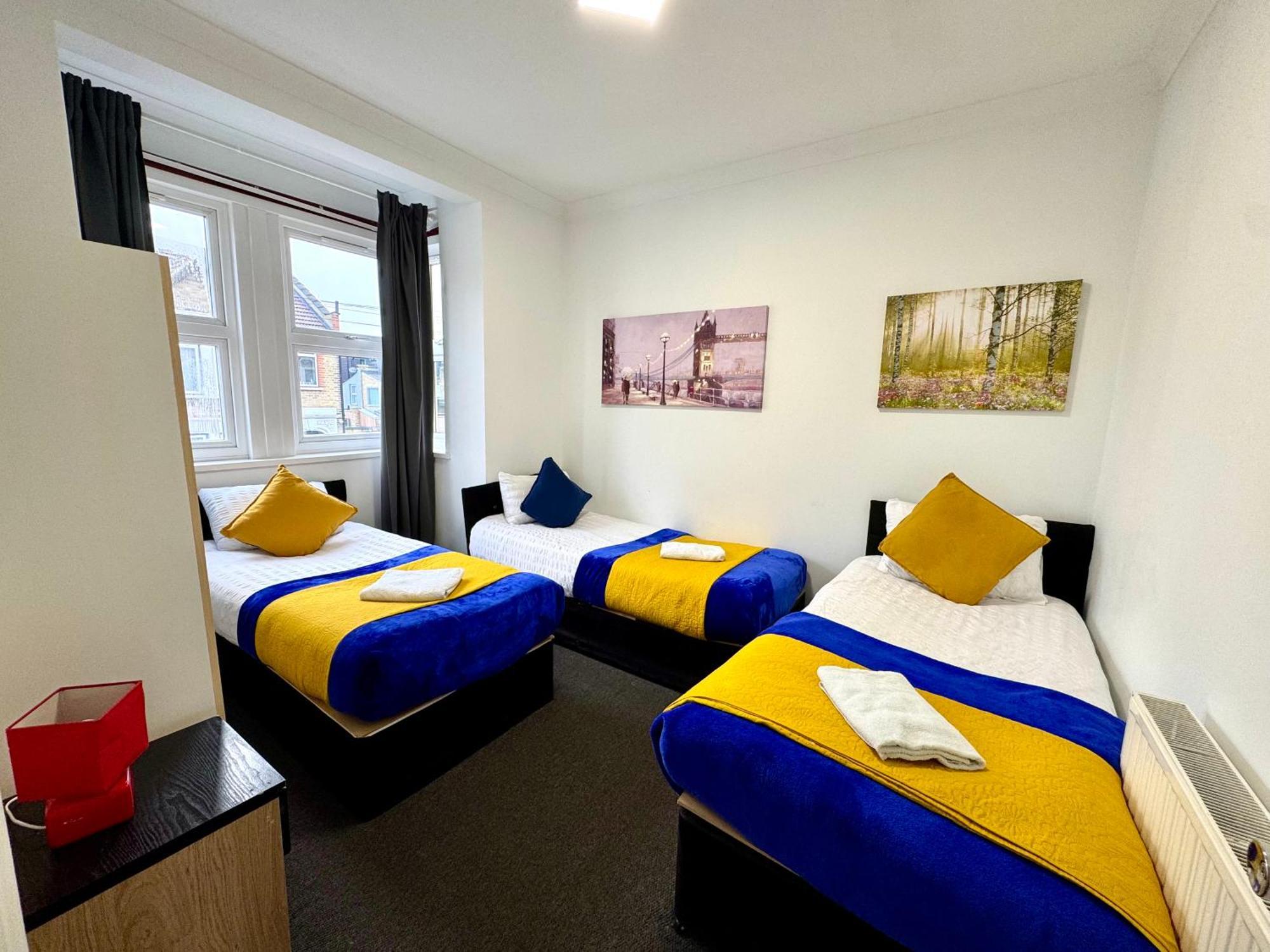 Ferienhaus 3 Bedrooms Spacious House, Separate Reception, 2 Full Bathrooms, Parking, Garden